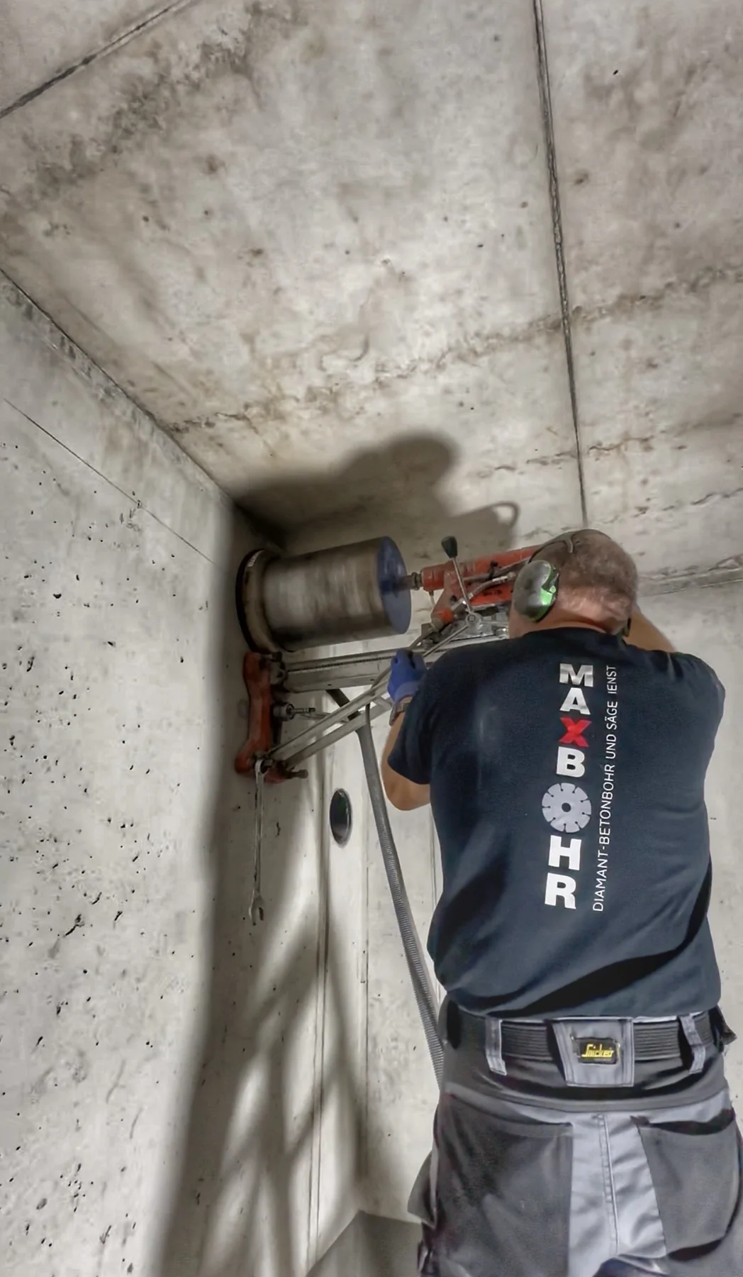 Kernbohrung in Stahlbeton mit professioneller Diamantbohrmaschine von MAXBOHR