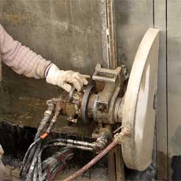 Bohrtechnik MAXBOHR, München, am Werk: Schneiden einer Betonwand mit einer Diamant-Säge